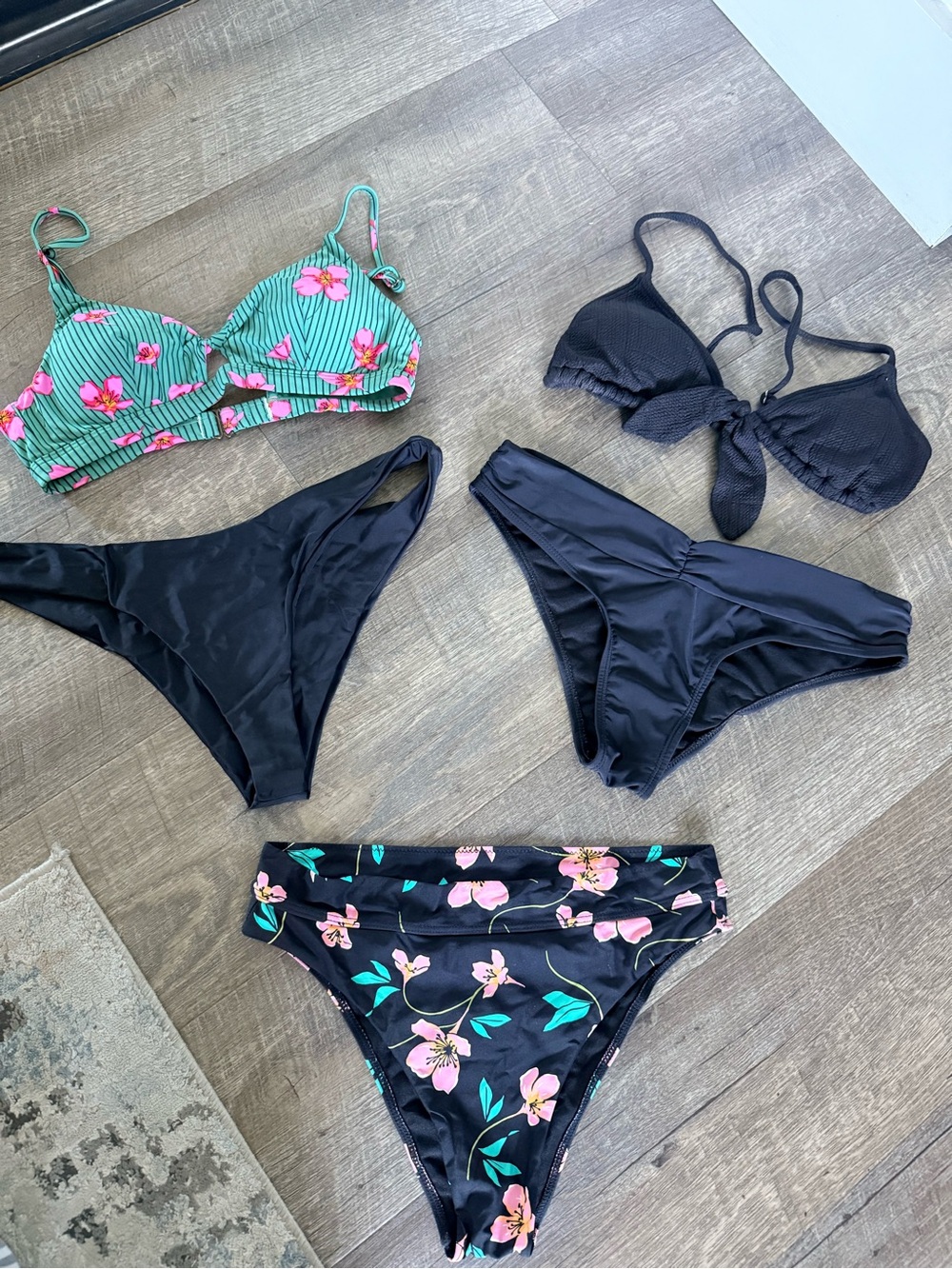 Women’s bikini bundle, 5 pieces, size small, great condition